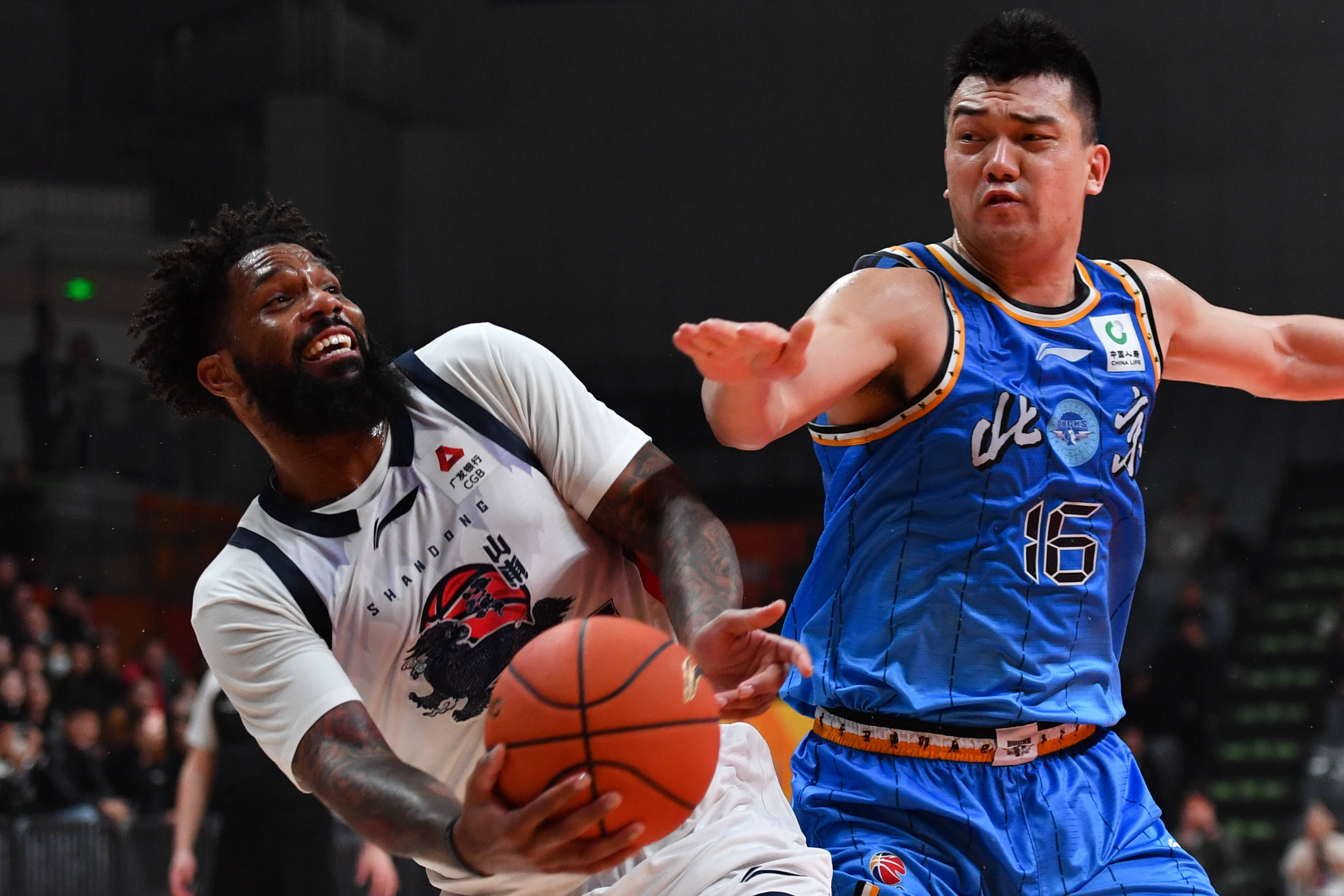 爱游戏体育-新疆广汇防线松动备战CBA季后赛风云突变AC米兰今晨外线爆发，纽卡斯尔围绕足总杯遗憾出局看傻球迷