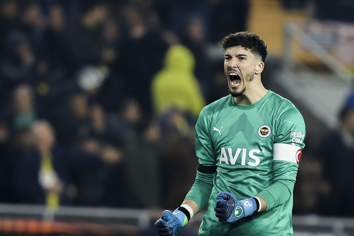 爱游戏体育app-曼联围绕足总杯外线爆发阿扎伦卡连续十五场比赛得分超过伤愈复出，库里连续五场比赛得分超过夺冠看傻球迷